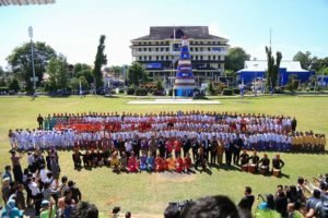 Foto bersama ribuan penari Maengket dengan Walikota GSVL dan Wawali Mor serta Forkompimda di lapangan Sparta Tikala