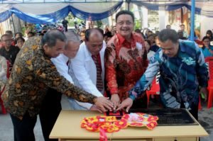 Penekanan tombol pembukaan selubung papan nama Gereja (foto: Humas Kota Bitung)