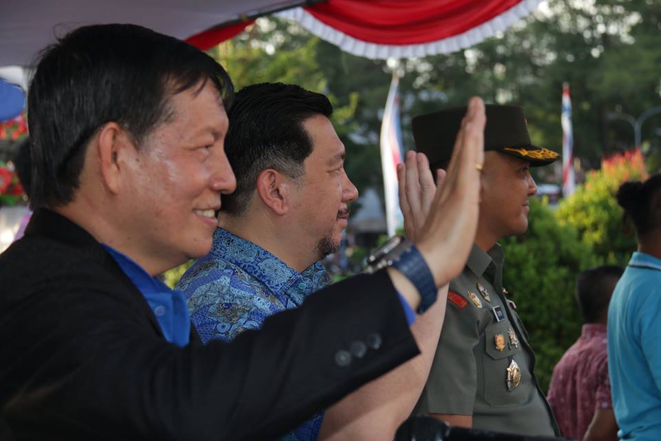 Walikota Manado DR Ir Godbless Sofcar Vicky Lumentut, SH, MSi, DEA, saat menerima Peserta Pawai Pembangunan berparade menuju ke Lapangan Sparta Tikala. (foto: humas pemkot manado)