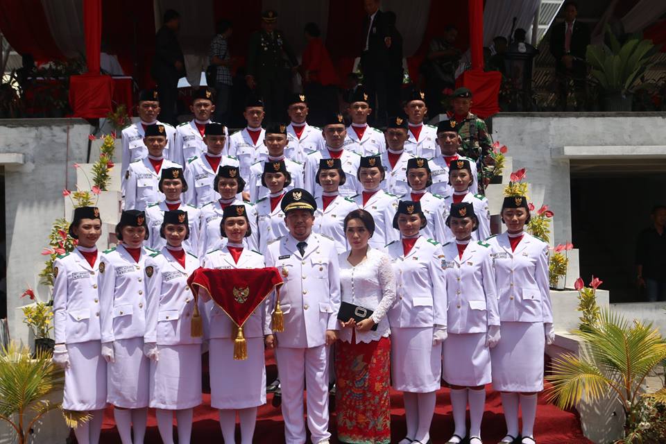 Wawali Mor foto bersama pasukan Paskibraka usai upacara. (foto: humas pemkot manado)