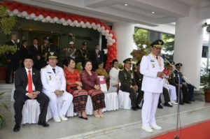 Gubernur memberikan sambutan dalam acara "Berbagi kasih" (foto Humas)