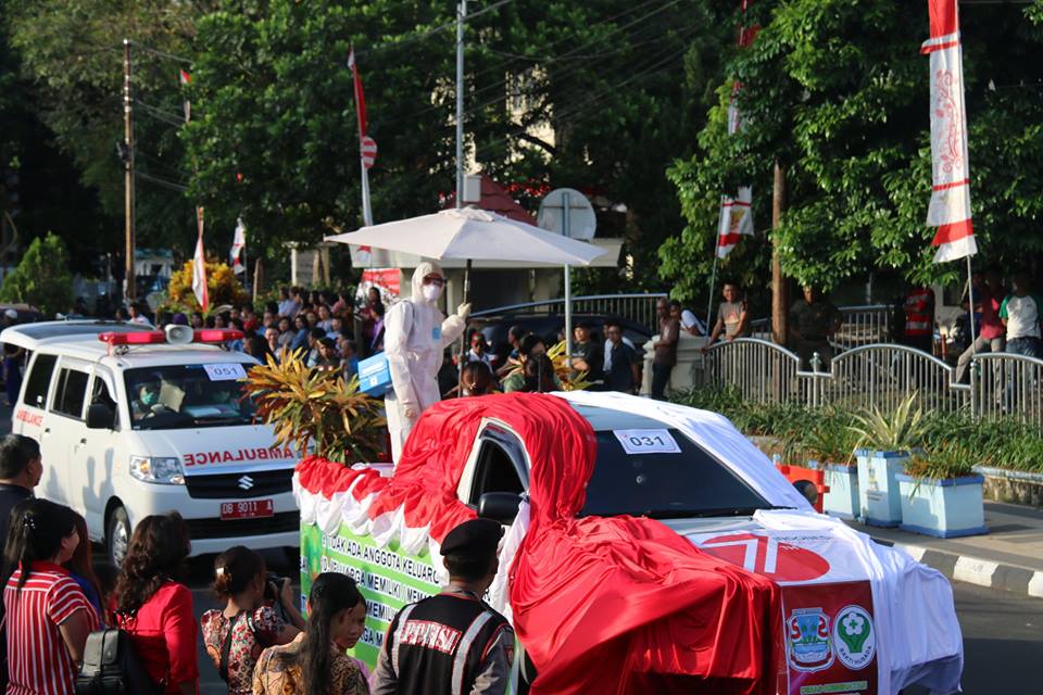 salah satu SKPD Pemkot manado ambil bagian dalam pawai. (foto: humas pemkot manado)