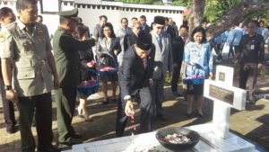 Walikota GSVL tabur bungga di makam pahlawan. (foto: humas pemkot manado)