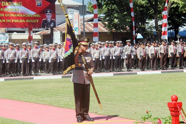  Kapolda Sulut, Irjen Pol Wilmar Marpaung memegang Pataka Polda Sulut Sarwa Bhrata Eka (Bintang Dua) di halaman upacara Mapolda Sulut. (foto: ist) 