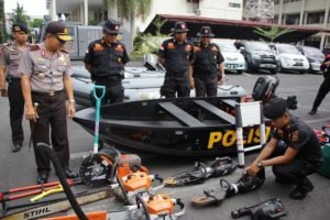 Kapolda Sulut, Irjen Pol Drs. Wilmar Marpaung, SH, didampingi Karo Sarpras, Kombes Pol Endang Syafruddin, memeriksa langsung peralatan SAR Sat Brimob Polda Sulut. (foto: Ist)