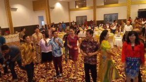 Suasana malam baku dapa warga kawanua di Jambi dengan Walikota Manado GS VIcky Lumentut diajak menari Ampa Wayer