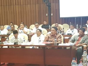 Gubernur Olly Dondokambey hadir dalam rapat dengar pendapat (foto Humas)