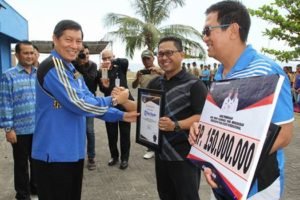 Walikota GSVL menyerahkan bonus dari Pemkot Manado sebesar 150 juta rupiah untuk Lilyana Natsir atlet bulutangkis ganda campuran Indonesia bersama Tantowi Ahmad. (foto: Ist)