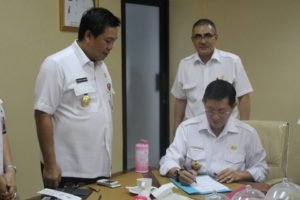 Walikota GSVL saat menghadiri pertemuan Kesepakatan Kerja Sama Pembangunan dan Pengelolaan TPAS Regional Manado-Minahasa-Utara,Bitung dan Minahasa bersama Wakil Gubernur Sulut Drs Steven Kandouw