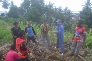 Pesta adat 'bakar batu' yang merupakan tradisi masyarakat Papua suda turun-temurun. Pesta adat bakar batu itu sengaja digelar warga Papua, sebagai ungkapan syukur atas dilantiknya kembali GSVL sebagai Walikota Manado untuk periode yang kedua bersama Wakil Walikota Mor Dominus Bastiaan SE.  