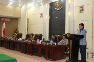 Walikota Manado DR Ir GS Vicky Lumentut SH MSi DEA dalan sambutannya menyampaikan terima kasih kepada DPRD Manado yang telah bekerja keras menyelesaikan pembahasan