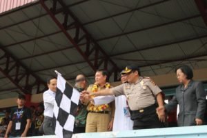 Walikota GSVL saat mengibarkan bendera star dalam pawai OMK - IYD