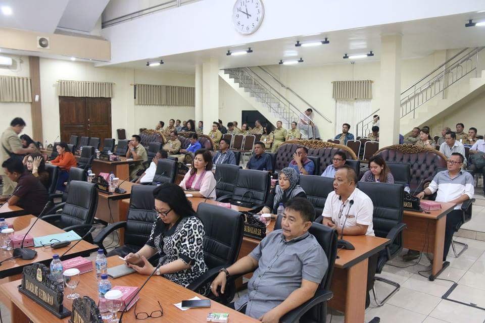 Para anggota DPRD antusias mengikuti sidang paripurna. (foto: Ist)