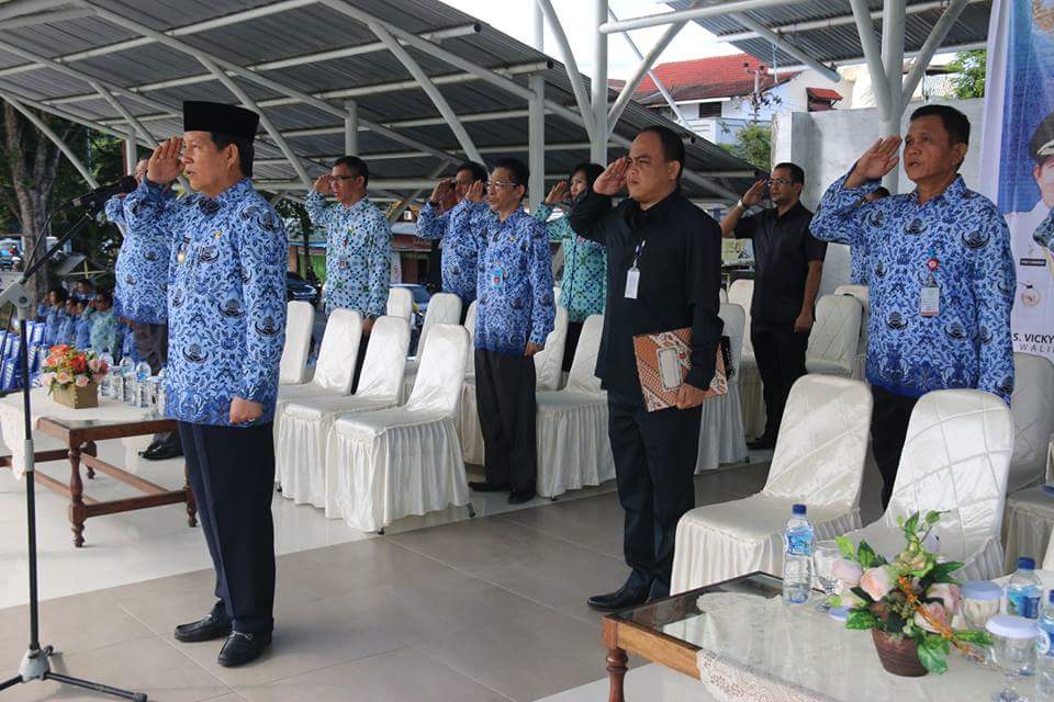 Walikota Manado DR Ir G.S Vicky Lumentut SH MSi DEA, memimpin upacara HUT Korpri ke-45 di lapangan Sparta Tikala. (foto: Ist)