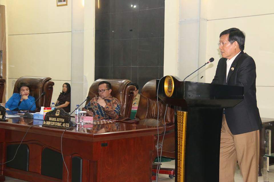 Walikota GSVL memberikan sambutan sidang paripurna. (foto: Ist)