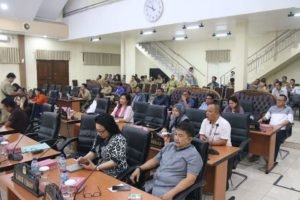 Para anggota DPRD mengikuti pembahasan APBD 2017