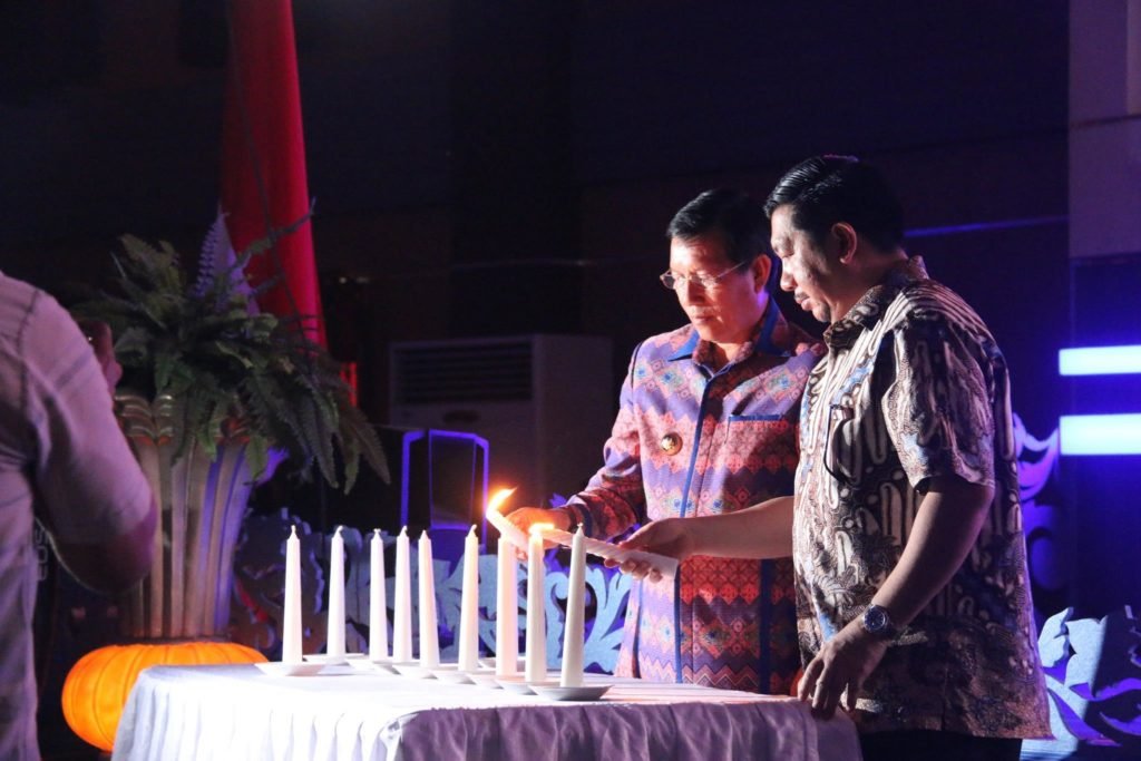 Pemasangan lilin oleh Walikota GSVL dan Wakil Walikota Mor Dominus Bastiaan SE.