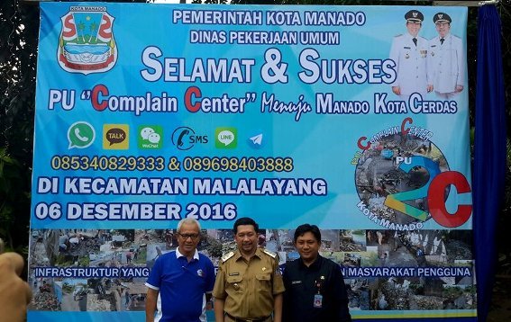 Wawali Mor didampingi Kadis PU Ir Royke Mamahit dan Camat Malalayang Laurens Umboh saat melakukan penekananan sirene dan pembuka selubung baliho launching program PU Complain Center menuju Manado Kota Cerdas.