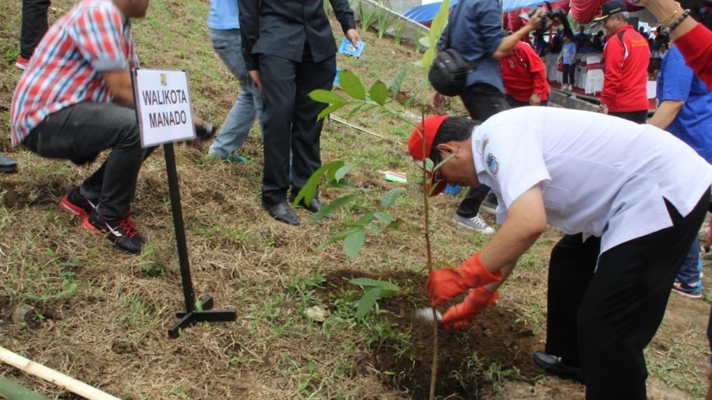 Walikota Manado turut menanam pohon. (foto: Ist)